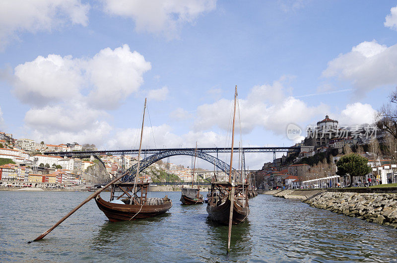 波尔图的Rabelo boats and Dom Luis I bridge